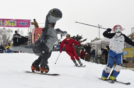 仮装をして日本一早い初滑りを楽しむ来場者＝３０日午前１０時ごろ、裾野市須山のスキー場「イエティ」