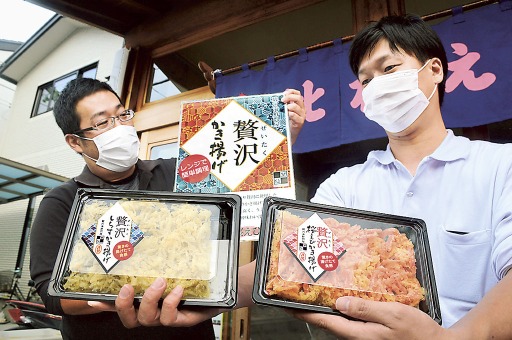 新たに商品化したシラスのかき揚げ（左）。サクラエビのかき揚げと「紅白の縁起物」として売り込む＝１０月下旬、静岡市清水区