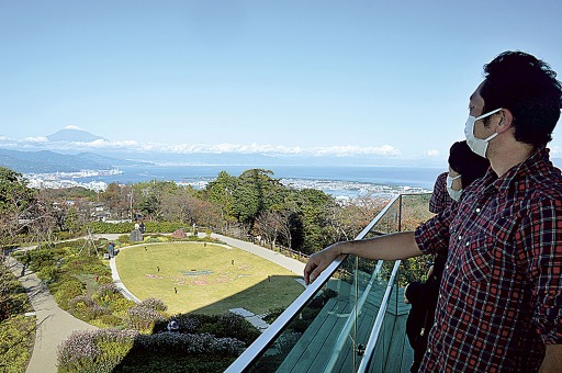 絶景を楽しむ人でにぎわう２周年を迎えた「日本平夢テラス」＝静岡市清水区