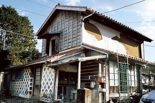 外壁の崩落など老朽化が進む上の家。修繕費をクラウドファンディングで募る＝伊豆市湯ケ島