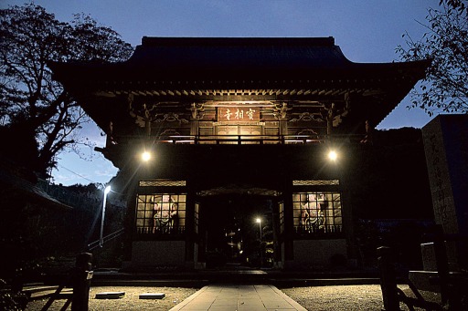 照明で照らし出された仁王門＝富士市岩本の実相寺