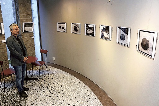 杉村さんの作品を撮影した長船さんの写真が並ぶ展覧会＝静岡市葵区のサールナートホール
