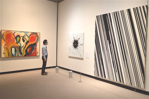 戦後の現代アートを六つのテーマで紹介する企画展＝静岡市駿河区の県立美術館