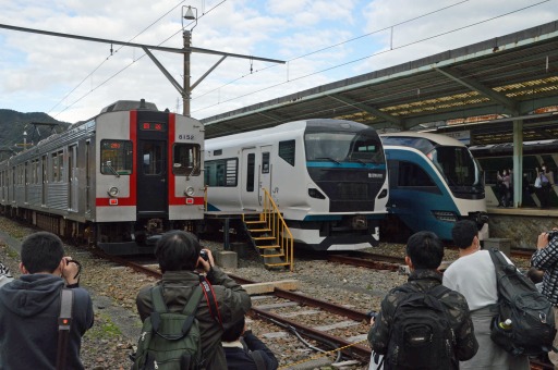 東急時代の「歌舞伎色」が再現された８０００系電車（左）。撮影会では、特急踊り子の車両と並んだ＝下田市の伊豆急下田駅