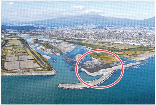 上空から確認できる謎の泥（赤丸で囲った部分）。左手にはサクラエビの「干し場」が見える＝１０月下旬、富士川河口（静岡新聞社ヘリ「ジェリコ１号」から）