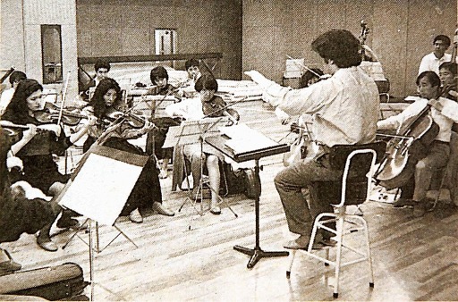 １９９１年、第１回定期演奏会に向けて練習する静岡交響楽団の前身「カペレ・シズオカ」のメンバー。３０年目の今年、第１００回を迎える＝静岡市内