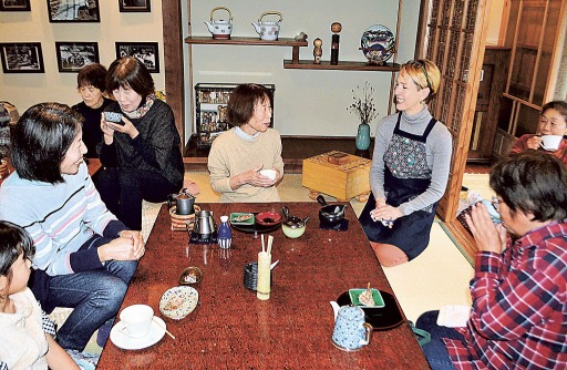 昭和レトロな雰囲気の茶屋に生まれ変わった離れで地域住民と談笑するシェリー・クラークさん（右から３人目）