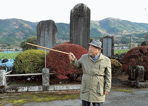 湧水が豊富だったころの丹那盆地の様子を語る山田幸雄さん＝１１月下旬、函南町丹那の渇水記念碑前