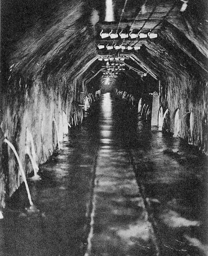 トンネル内で掘削後に水を抜く様子の写真（いずれも「丹那トンネルの話」より）