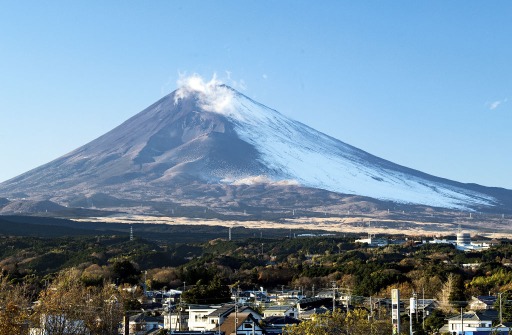 御殿場方面の半分ほどが白く染まった富士山＝１５日午後、裾野市