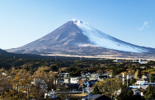 御殿場方面の半分ほどが白く染まった富士山＝１５日午後、裾野市