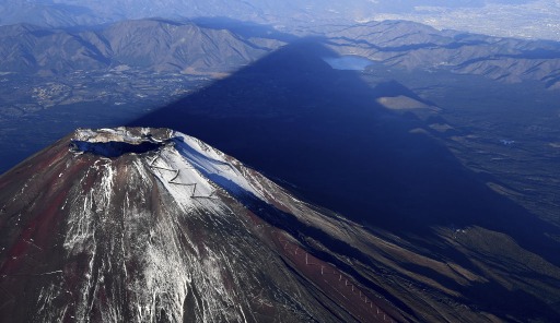 富士山の裾野に映し出された巨大な影富士＝２１日午前７時３５分ごろ、御殿場市上空（静岡新聞社ヘリ「ジェリコ１号」から）