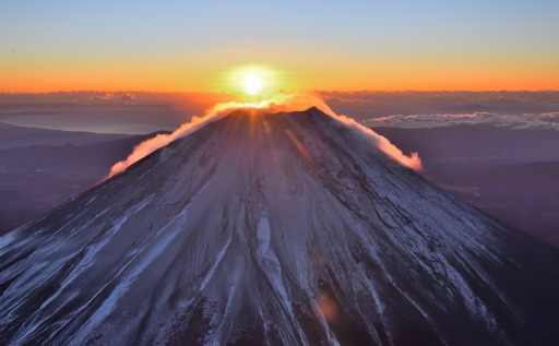 富士山から昇る初日の出＝１日午前６時５０分ごろ、富士宮市と山梨県の県境付近（静岡新聞社ヘリ「ジェリコ１号」から）