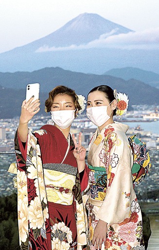 晴れ着姿で富士山を背に記念撮影をする新成人＝３日午後、静岡市清水区の日本平ホテル