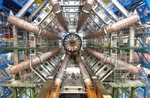 浜松ホトニクスの光半導体素子を搭載した世界最大の加速器ＬＨＣの検出器アトラス＝スイス・ジュネーブ郊外、２０１７年（ＣＥＲＮ提供）