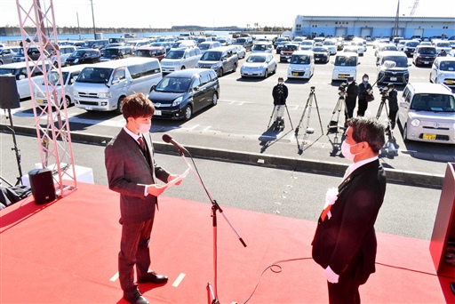 ドライブイン方式の成人式で誓いの言葉を述べる新成人代表村松海斗さん（左）＝日午後、焼津市の焼津新港