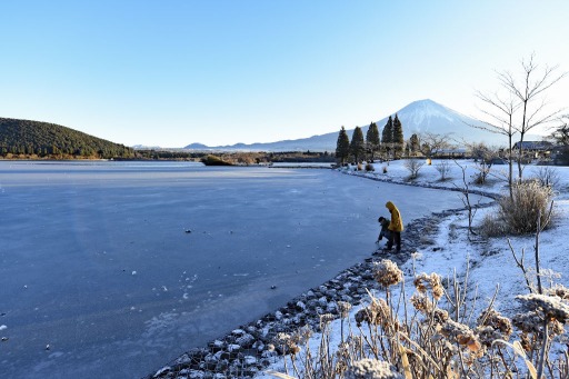 氷に覆われた田貫湖＝１３日午前７時半ごろ、富士宮市