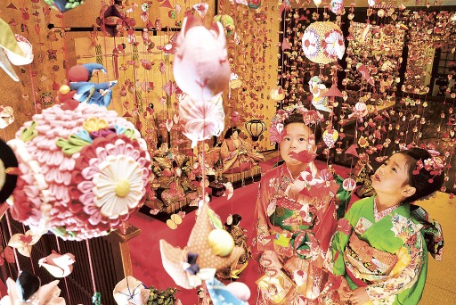 ２０日の開幕を前に１万７千個の色鮮やかな雛のつるし飾りが並んだ館内。河津桜まつりの中止で、関係者は集客に苦慮している＝１９日午前、東伊豆町稲取の文化公園雛の館