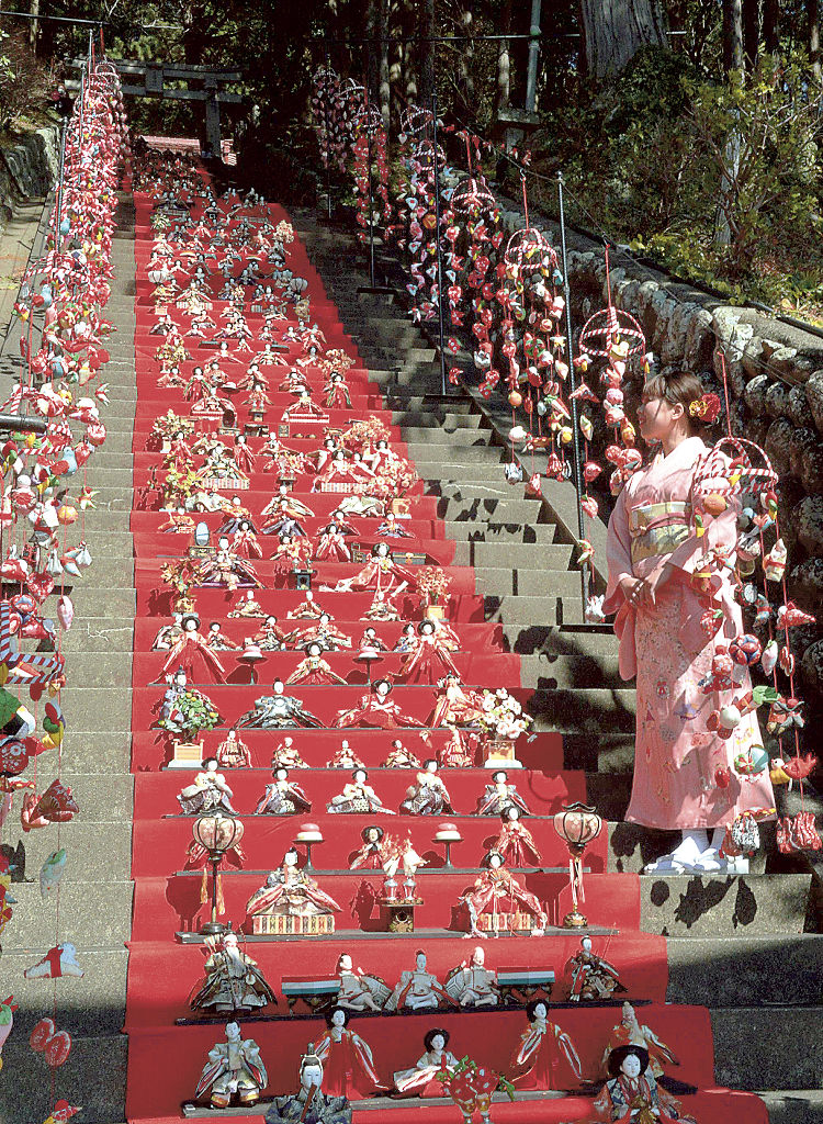 参道の急階段１１８段にお目見えしたひな壇飾り＝東伊豆町稲取の素盞鳴神社