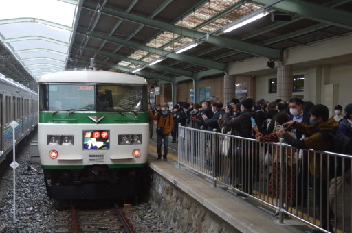 １８５系電車での特急「踊り子」運行最終日。多くの鉄道ファンがカメラを車両に向けていた＝１２日午後、下田市の伊豆急下田駅
