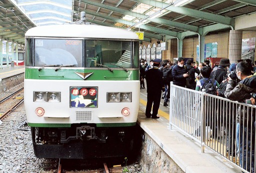 １８５系最後の「踊り子」を撮影しようと、鉄道ファンらが多く集まった＝１２日午後、下田市の伊豆急下田駅