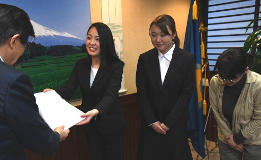 川勝平太知事（左）に署名を手渡す高井渚沙さん（左から２人目）ら＝１２日、県庁