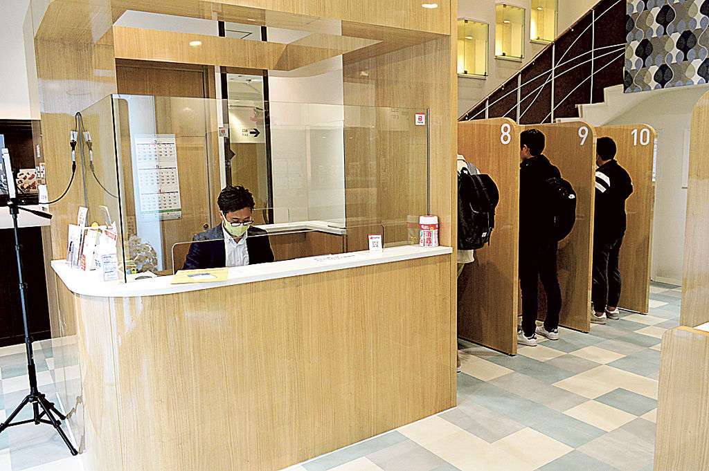受付の奥に検体を採取する場所が設けられている＝２７日午前、静岡市葵区のＰＣＲ検査センタ