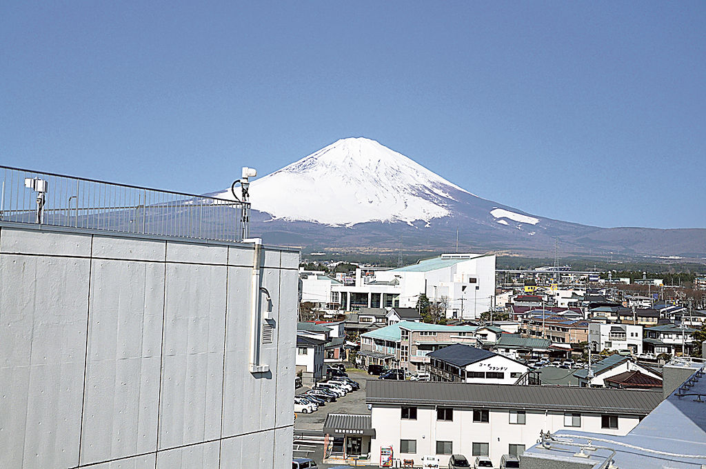 御殿場市役所の本庁舎（左）。融雪型火山泥流は市役所に最短１３分で到達するとされる＝同市