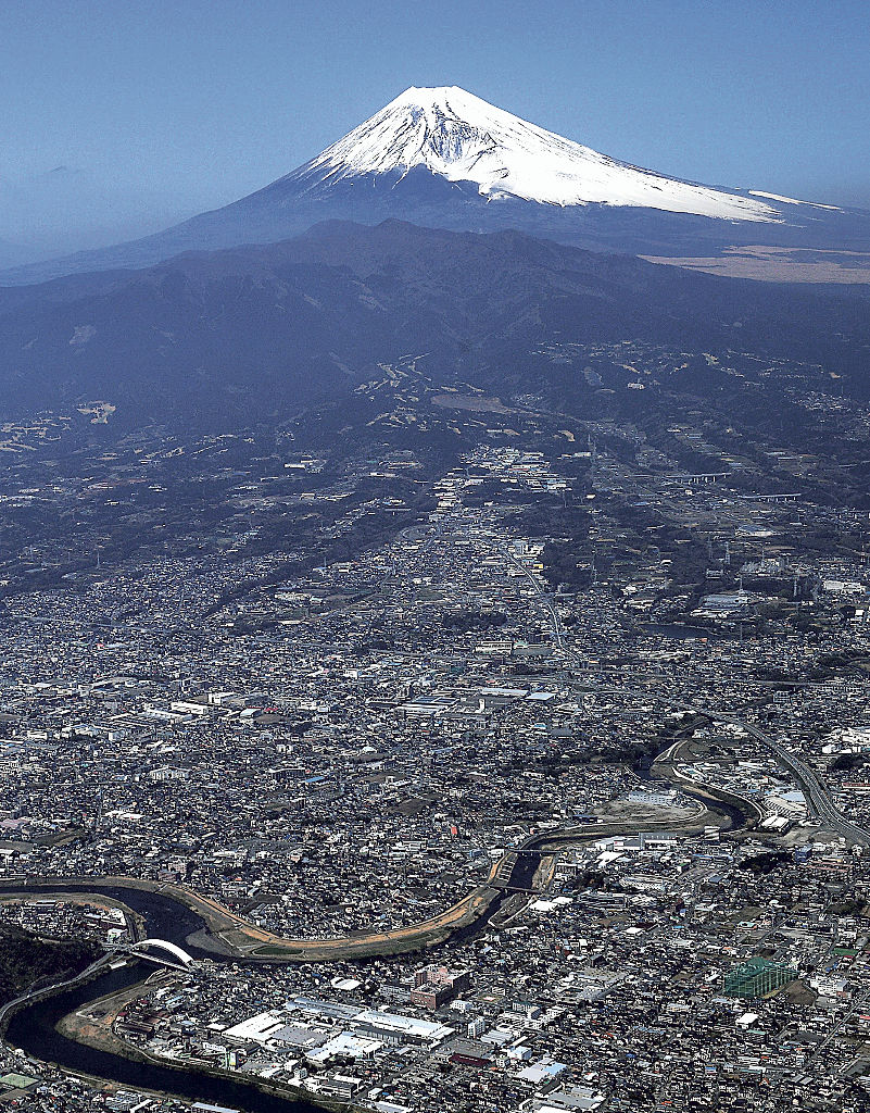 新たに溶岩流が到達する可能性がある範囲に含まれた沼津市と清水町の黄瀬川下流域周辺（静岡新聞社ヘリ「ジェリコ１号」から）