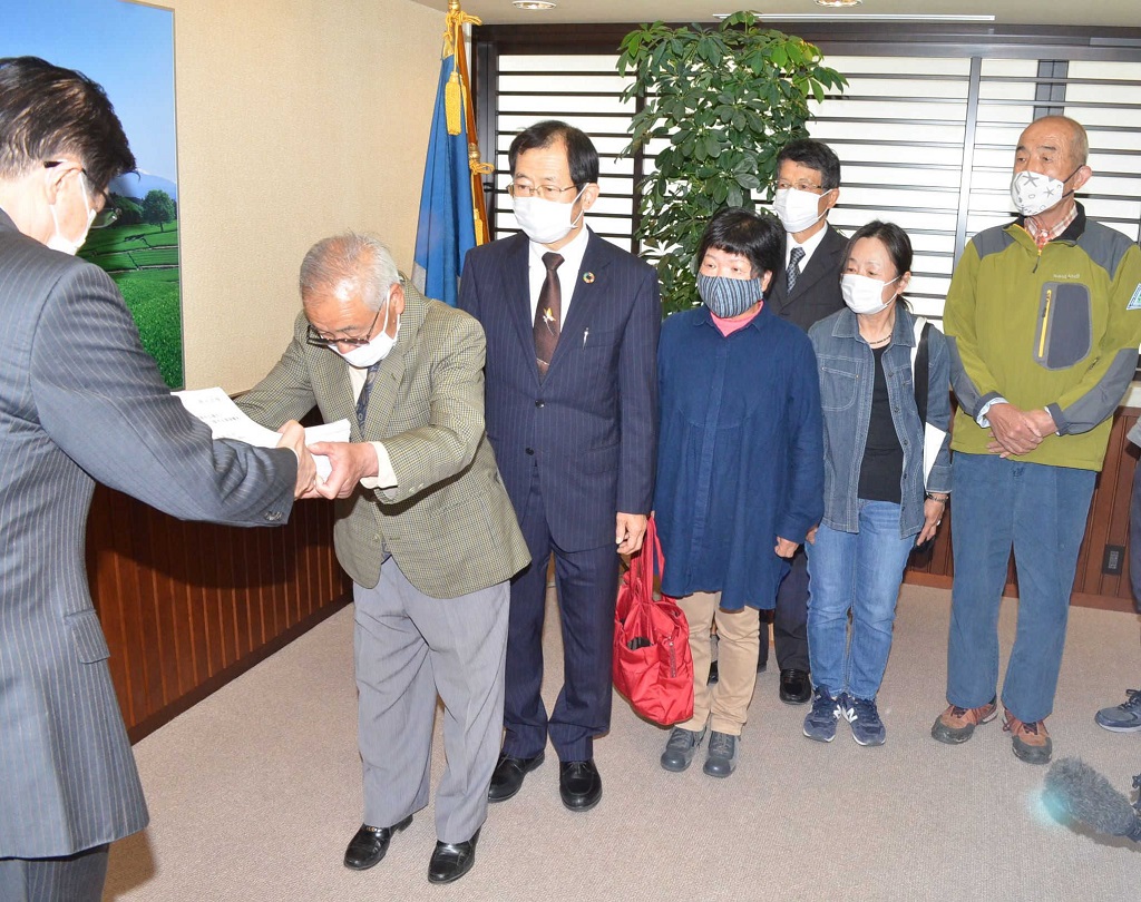 川勝平太知事（左端）に署名を手渡す市民団体のメンバー＝県庁