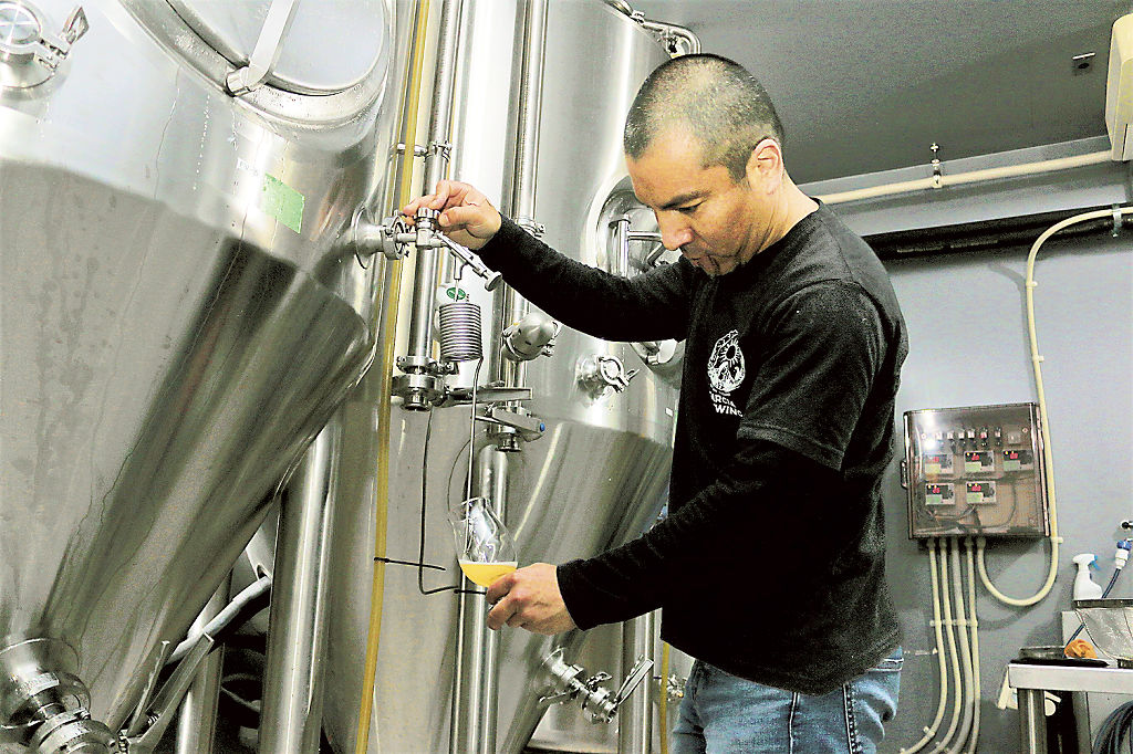 仕込んだビールの状態を確認するフレディ・ガルシアさん＝４月上旬、静岡市清水区のガルシアブリューイング