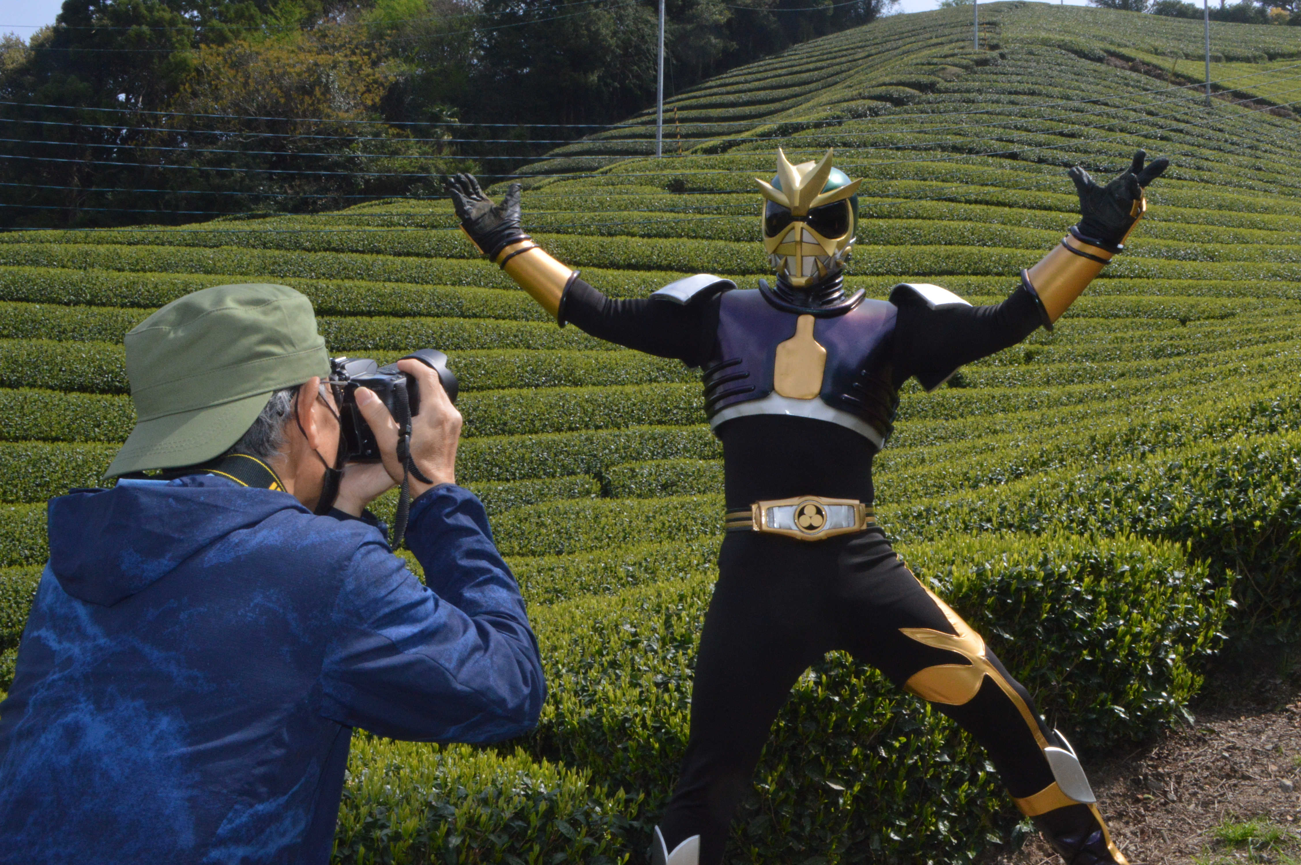 茶園の協力でカウントダウン用の写真を撮影する茶神888（右）と岡あつしさん