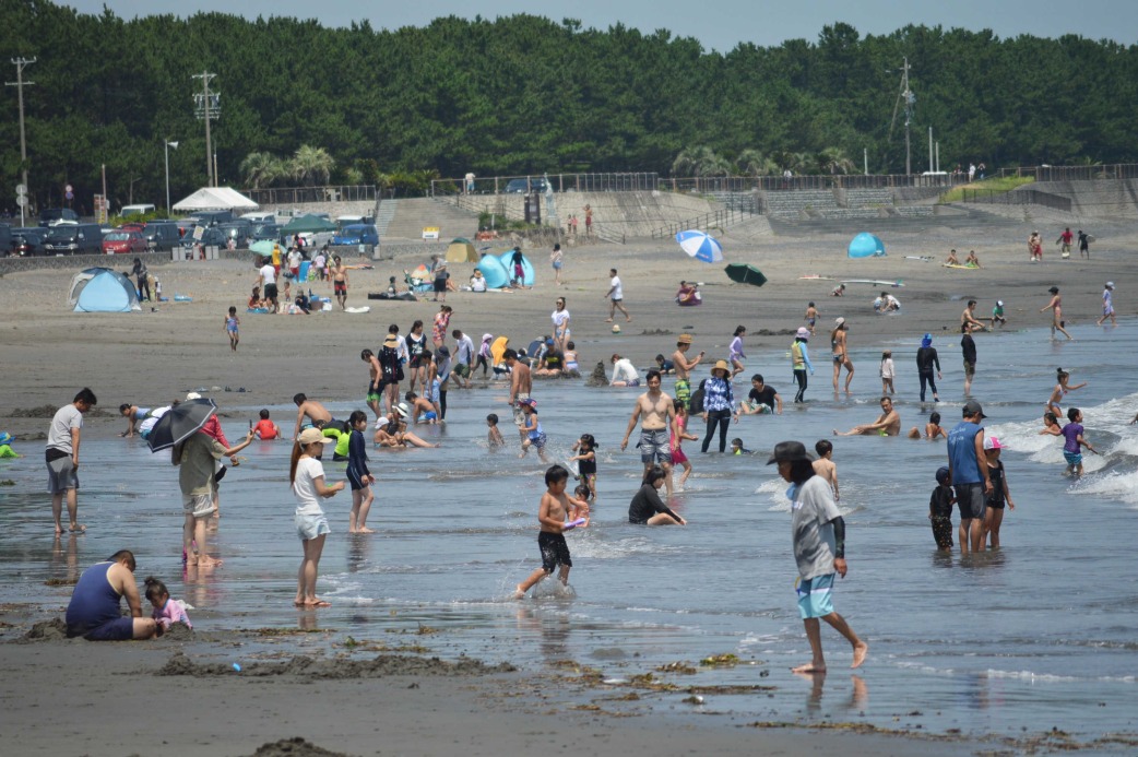 海水浴場を開設しなかった昨夏の静波海岸。利用者は大幅に落ち込んだ=2020年8月、牧之原市