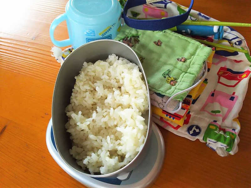 浜松市内の多くの小中学生が週１回、家庭から持って行く「持参米飯」（清水三貴子さん提供）