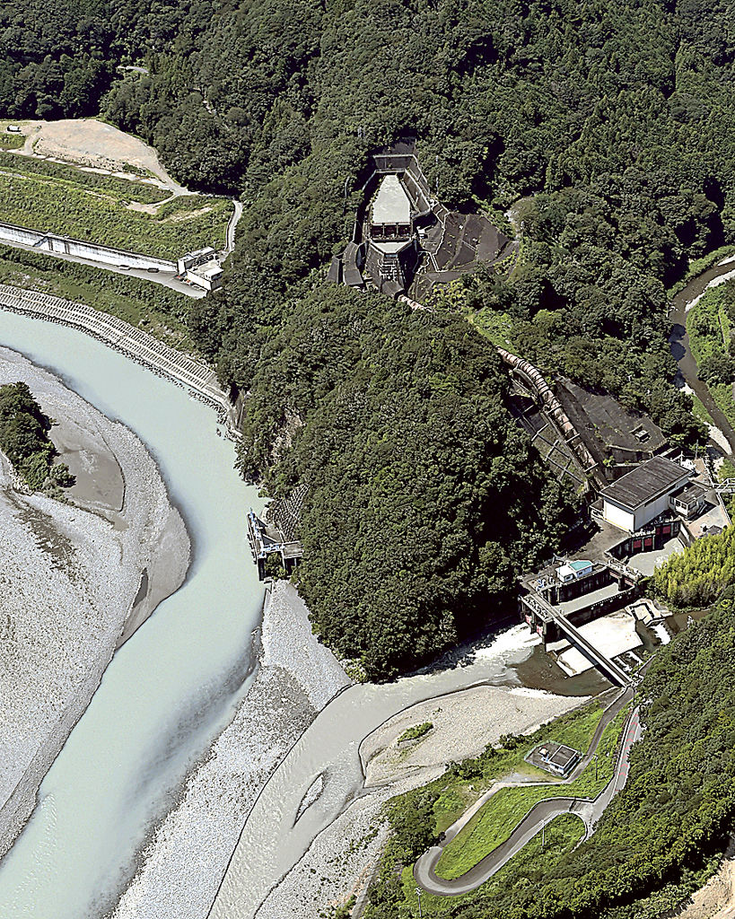 流域市町に大井川の水を送る起点となっている島田市の川口発電所（右側）＝２０１９年８月、本社ヘリ「ジェリコ１号」から