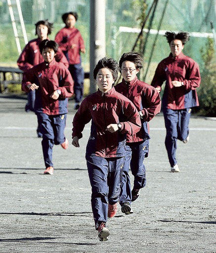 トレーニングに励む常葉大菊川高の長距離女子選手たち。体調に応じた休養など、女子ならではの配慮がある＝２０１９年１２月、菊川市の同校