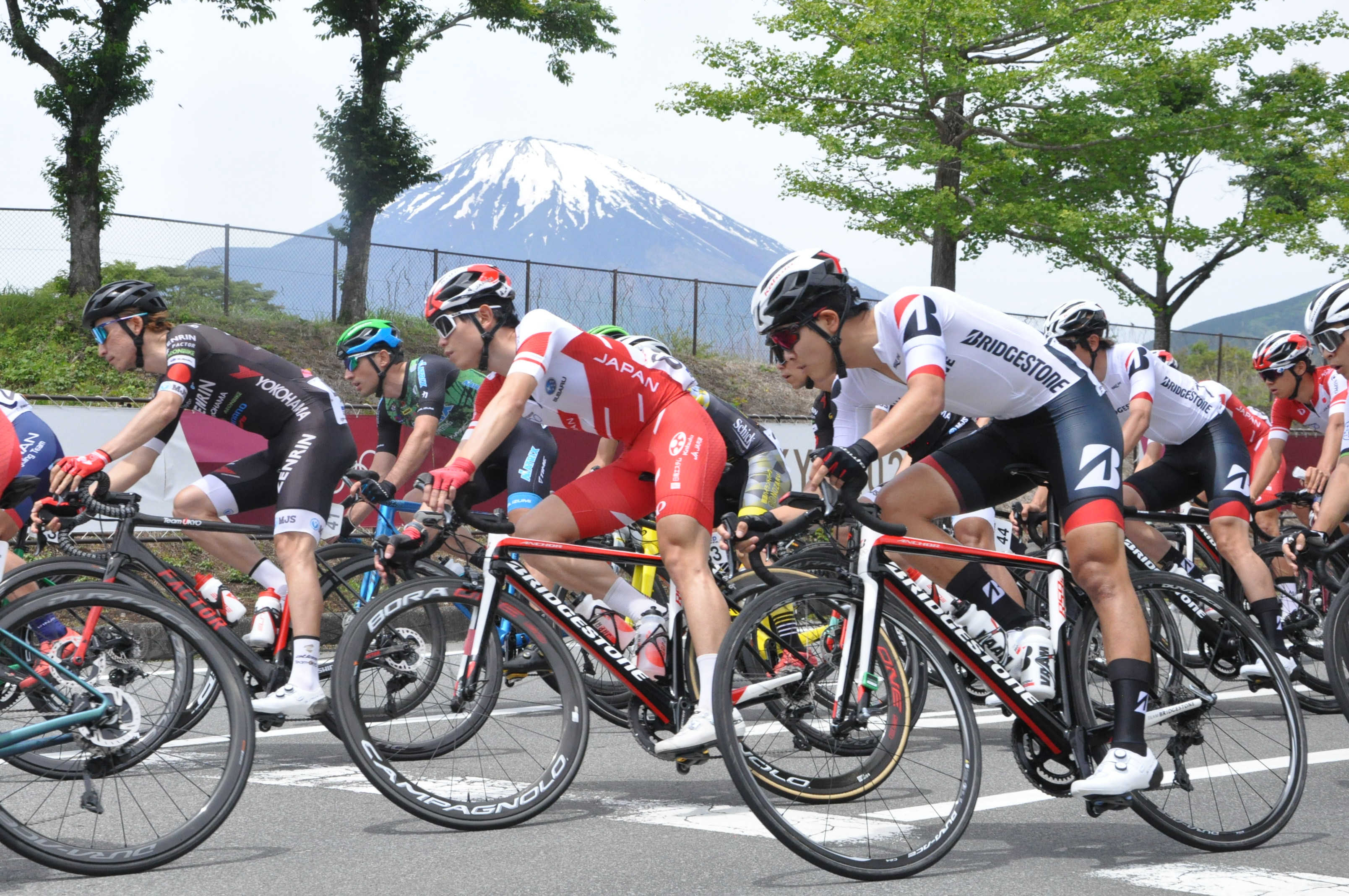 ツアー・オブ・ジャパン富士山ステージで、東京五輪自転車ロードレースのタイムトライアルのコースを走る選手＝小山町