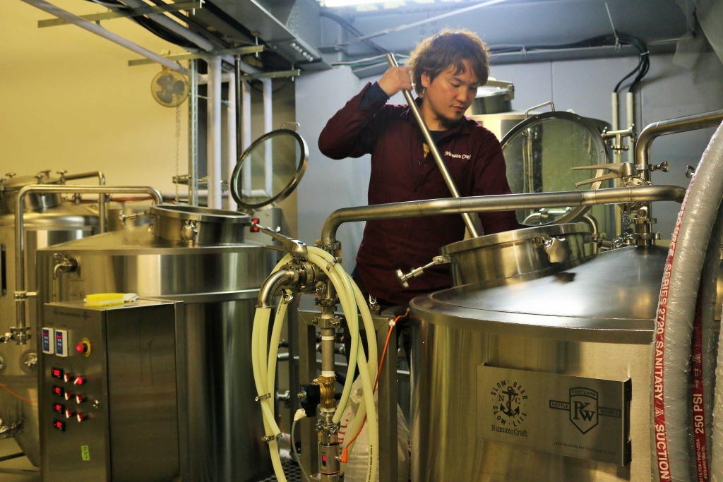 自身の醸造所でビールの仕込み作業を行う片岡哲也さん＝沼津市