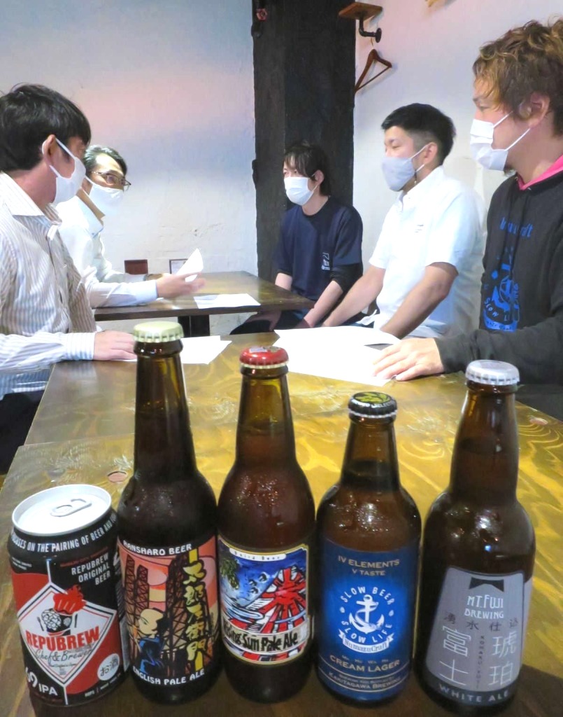 「静岡クラフトビール協同組合」の設立に向け、打ち合わせする関係者＝１７日、沼津市内