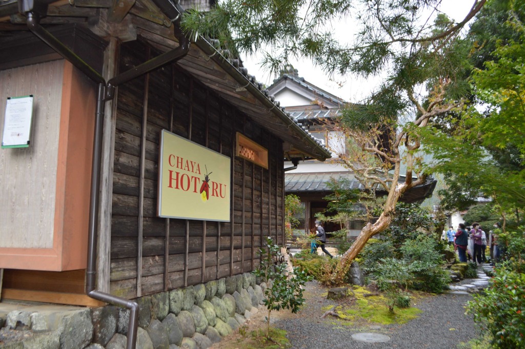 週末限定の茶屋を開業した離れ(手前)。奥はクラークさんが暮らす母屋=2020年11月、島田市川根町笹間上