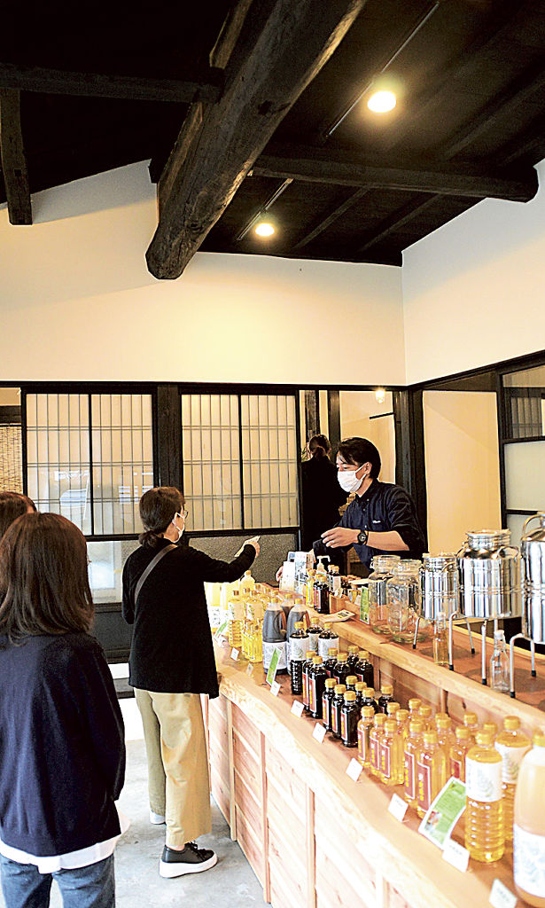 大規模改修を完了し、古民家キッチンが開店する新母屋。自慢のごま油などは店頭販売する=浜松市西区の村松製油所