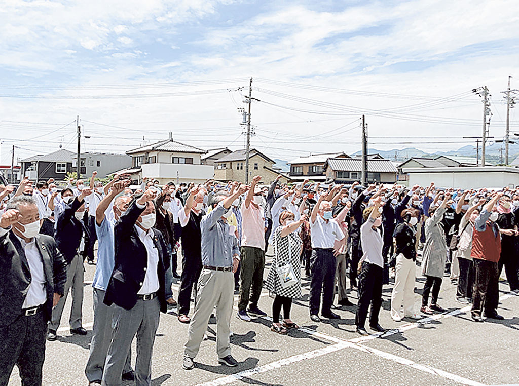 知事選の街頭演説に詰めかけ、拳を振り上げる支援者たち＝７日、静岡市清水区