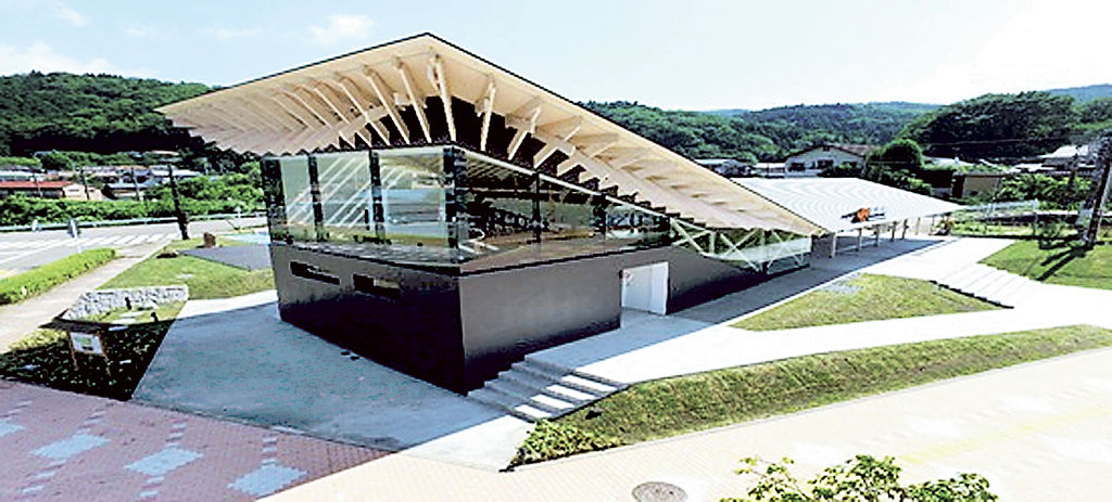 県産材を利用して建設された小山町の足柄駅交流センター