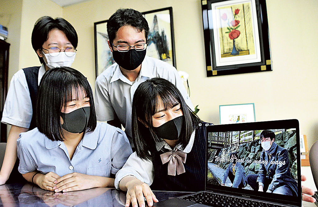 外国人向けの柿田川公園のPR動画を制作した生徒=沼津市の加藤学園暁秀高