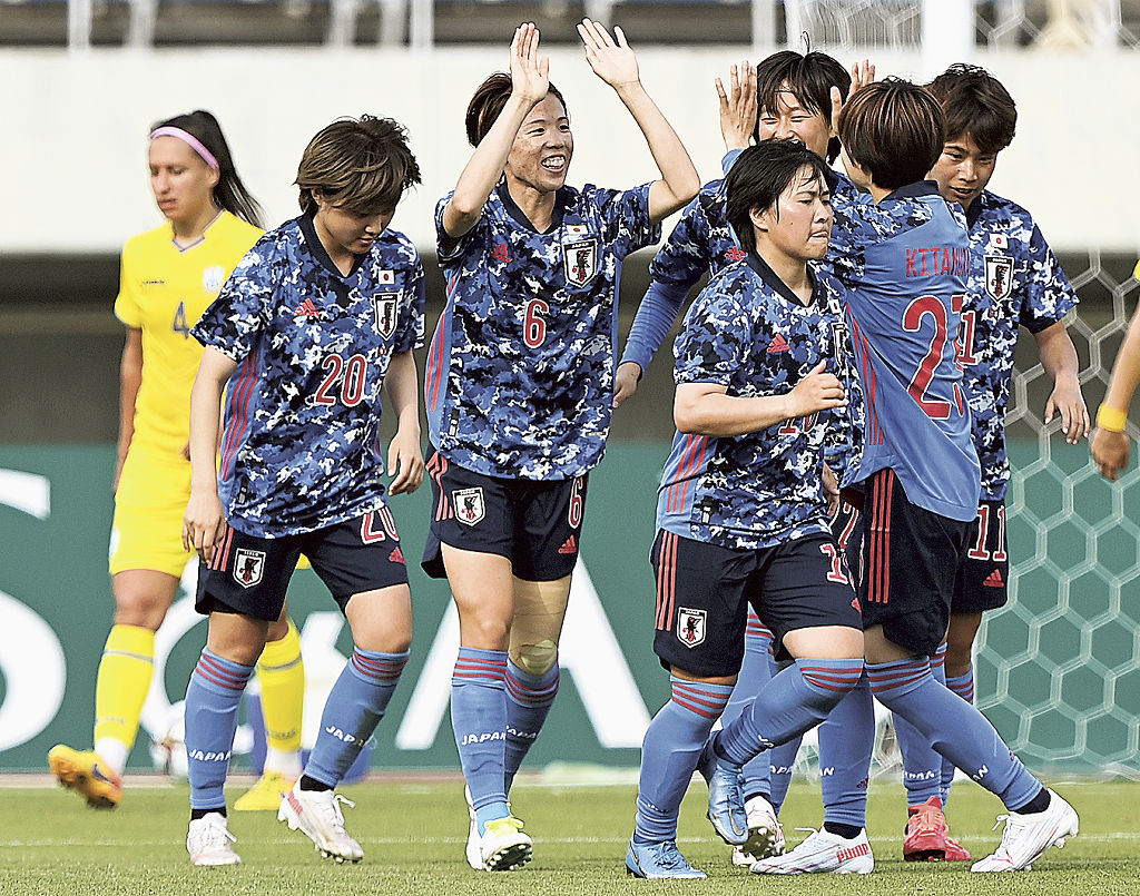 日本―ウクライナ 後半35分、6点目を決め笑顔を見せる杉田(中央)=エディオンスタジアム広島