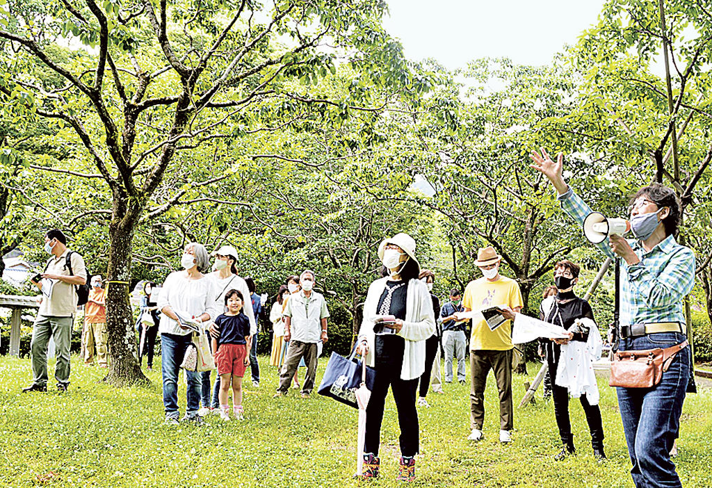 公園内を歩いて整備計画について意見を交わす参加者＝静岡市葵区の城北公園