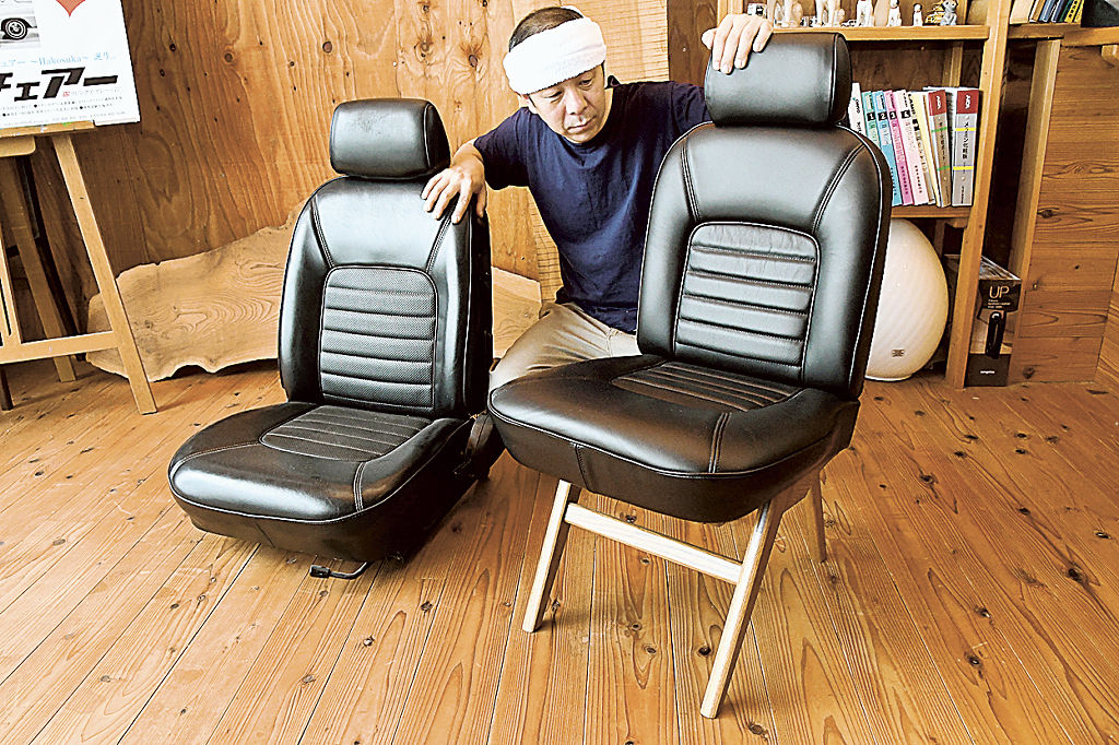 １９６０～７０年代に人気を博した日産のスポーツカーのシート（左）をモチーフにした椅子＝６月中旬、焼津市の家具工房「木工のデン」