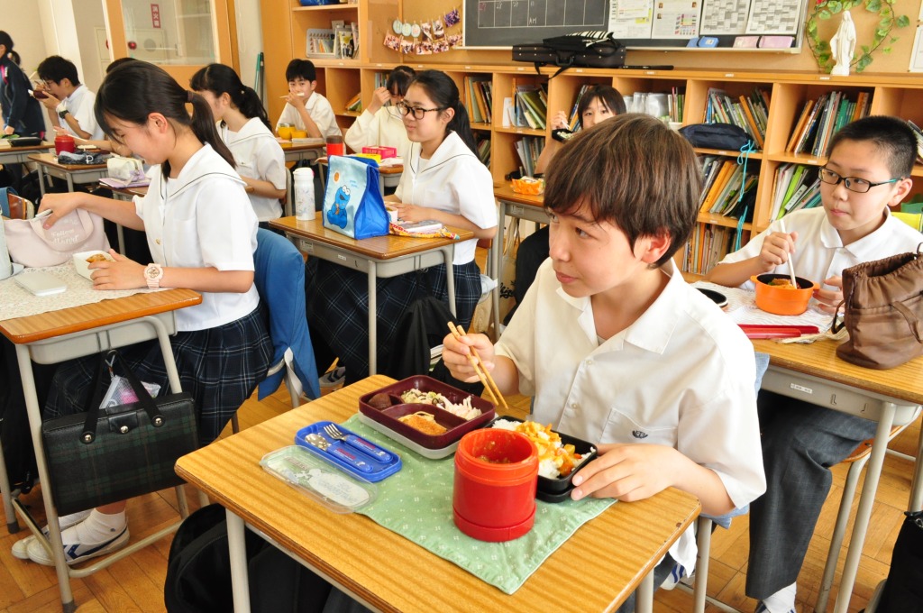 静岡サレジオ中の昼食風景。生徒は給食、持参弁当、パンなど、好きな物を食べられる＝６月上旬、静岡市清水区の静岡サレジオ中