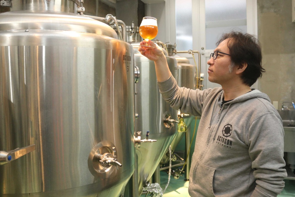 仕込んだビールの状態を確認する千葉恭広さん＝４月、浜松市中区のオクタゴンブリューイング