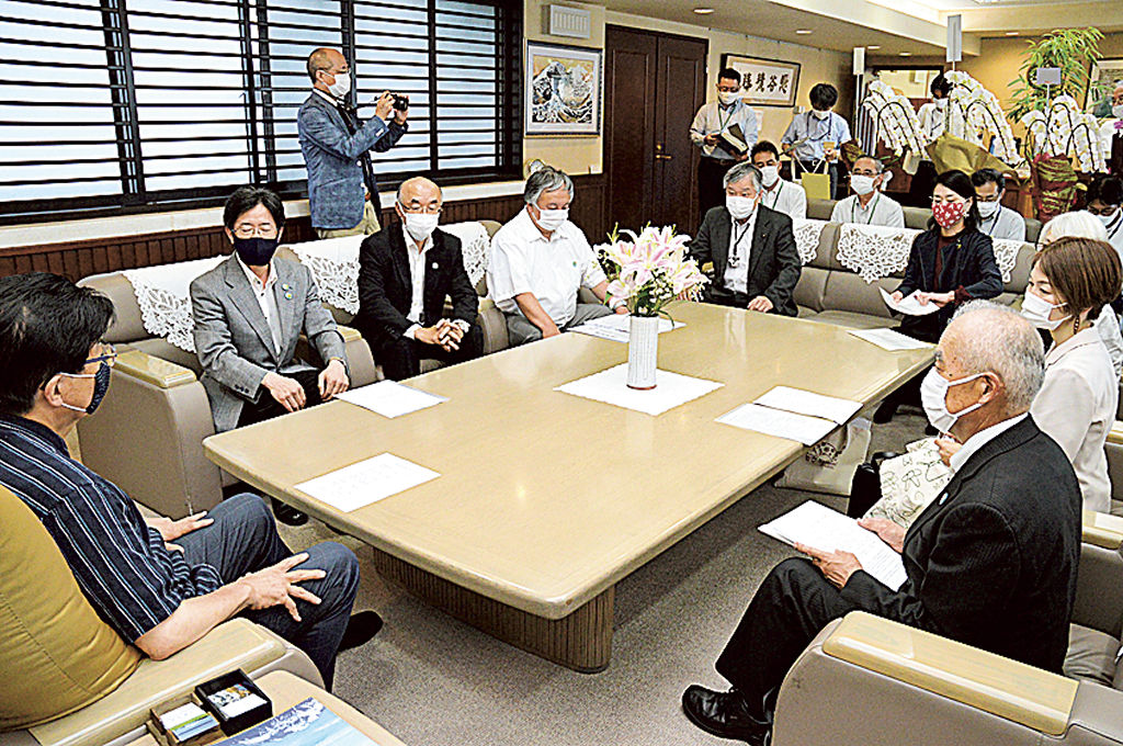 川勝知事（左）と面談する住民グループのメンバー＝県庁